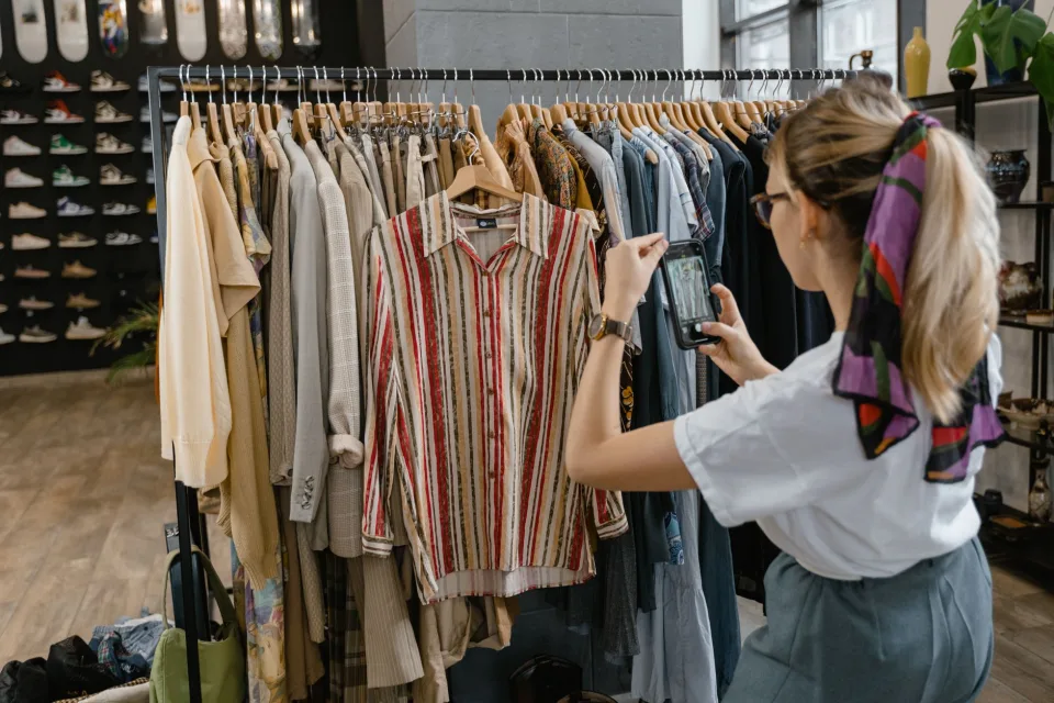 Điện thoại, máy tính và phụ kiện có sẵn tại quầy